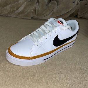 Nike Court Legacy. Size 9.5.